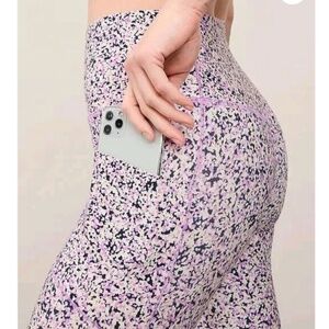 NWT Athleta Salutation Stash Capri Orchid (Textured) Size L